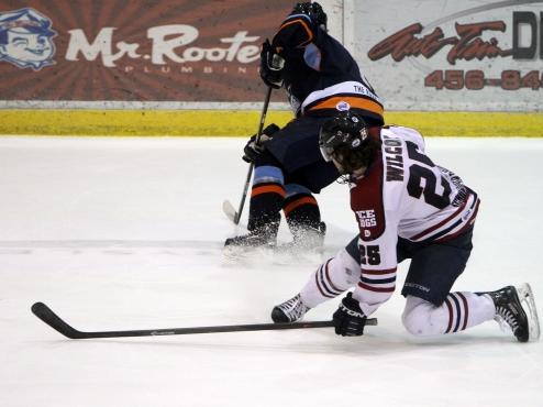 Somoza, Gorowsky lead Ice Dogs to NAHL split against Ice Miners